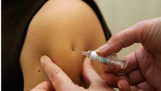 Você já se perguntou por que as vacinas contra o coronavírus, como muitas outras, são injetadas no braço e não em outras partes do corpo?