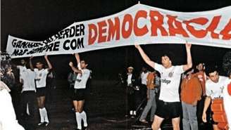 Jogadores do Corinthians se manifestam pelo fim da ditadura em uma das manifestações da 'Democracia Corintiana'