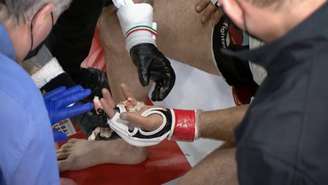 Lutador de MMA Khetag Pliev perde dedo anelar da mão esquerda durante evento na Filadélfia