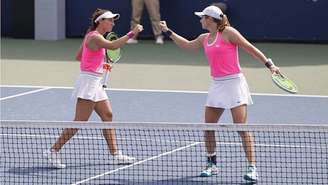 Luisa Stefani (esq.) e Hayley Carter estão na final do torneio de duplas do WTA 1000 de Miami.