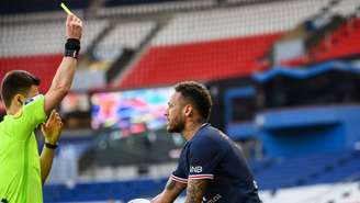 Momento em que Neymar recebe o segundo cartão amarelo contra o Lille (Foto: FRANCK FIFE / AFP)