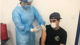 Abdel Perez foi vacinado no Uruguai na terça-feira, dois dias após completar 18 anos