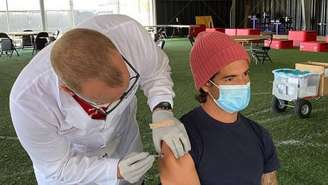 Pato recebe a primeira dose da vacina contra a covid-19