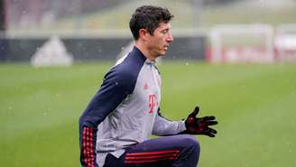 Lewandowski voltou a treinar no campo nesta segunda-feira (Foto: Divulgação / Site oficial do Bayern)