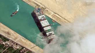O cargueiro de 400 metros Ever Given ficou preso diagonalmente no Canal de Suez em 23 de março por quase uma semana, causando o bloqueio de uma das principais rotas marítimas comerciais do mundo