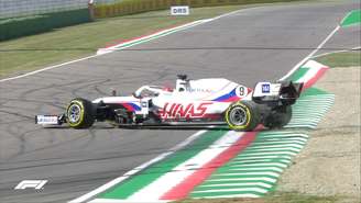 Nikita Mazepin roda e deixa seu Haas Ferrari atravessado na pista de Ímola.