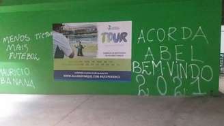 Muro do Palmeiras pichado com cobranças ao técnico Abel Ferreira