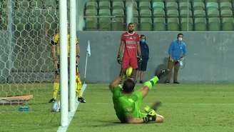 Pênalti de Adílson Bahia, do Ferroviário, bateu no chão dentro do gol, mas juiz não validou e acabou eliminada da Copa do Brasil