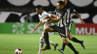 O atacante Ângelo tenta escapar da marcação da Inter de Limeira Foto: Divulgação/Santos FC