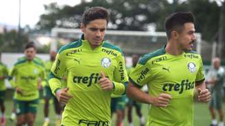 Raphael Veiga e Willian Bigode durante treinamento na Academia de Futebol (Foto: Cesar Greco/Palmeiras)
