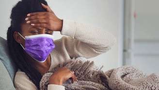 Sintomas comuns da covid-19 são: febre, tosse, dor de garganta e/ou coriza, perda de olfato ou paladar, dor de cabeça, cansaço e falta de ar
