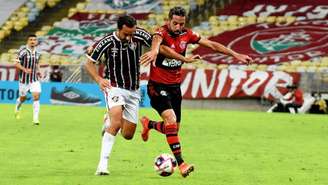 A disputa entre Fred e Isla, no Maracanã, no primeiro jogo da final do Carioca (Foto: Mailson Santana/Fluminense FC)