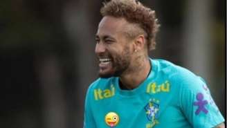 Neymar esconde símbolo da Nike em foto com a camisa da Seleção durante período em que estava a serviço da equipe, em maio, no centro de treinamento da CBF, em Teresópolis