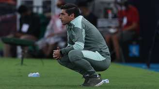 Abel Ferreira acompanha a partida do Palmeiras