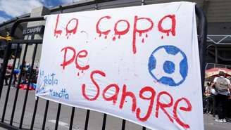 Cartaz em frente a estádio El Campin, em Bogotá, protesta contra plano de realização do evento na Colômbia: 'La copa de sangre' ('A copa de sangue')