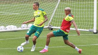 Deyverson disputa bola com Henri durante treino na Academia de Futebol (Foto: Cesar Greco/Palmeiras)
