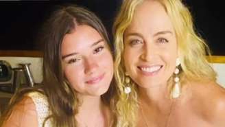 Manoela e Angélica posam para fotos juntas