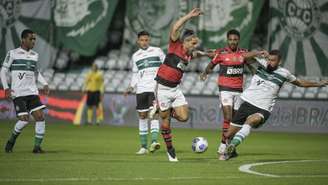 O camisa 10 Diego em ação nesta quinta-feira, no Couto Pereira (Foto: Alexandre Vidal / Flamengo)