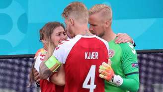 Esposa de Eriksen foi acalmada pelo capitão Kjaer e o goleiro Schmeichel, filho de Peter Schmeichel(Foto: WOLFGANG RATTAY / AFP / POOL)