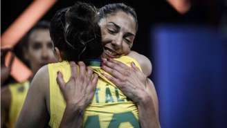 Natália é abraçada por Carol Gattaz em jogo da seleção brasileira feminina de vôlei