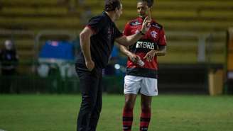 Rogério Ceni (esquerda) vem sendo criticado por escolhas no sistema defensivo do Flamengo (Foto: Alexandre Vidal / Flamengo)
