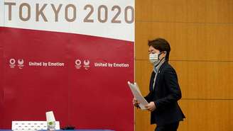 A presidente do Comitê Organizador, Seiko Hashimoto, anunciou as medidas (Foto: Franck ROBICHON / POOL / AFP)
