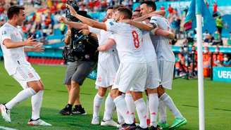 Jogadores da Espanha comemoram um dos gols da vitória por 5 a 0 na Eurocopa (Foto: MARCELO DEL POZO / POOL / AFP)
