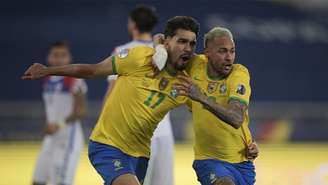 Paquetá e Neymar comemoram após gol marcado pelo camisa 17 (CARL DE SOUZA / AFP