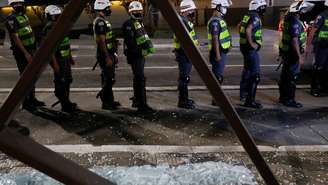 Um ponto de ônibus e uma agência bancária foram depredados em São Paulo durante protesto contra Bolsonaro
