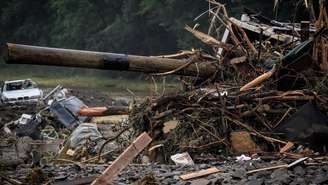 Fortes chuvas já deixaram cerca de 100 mortos na Alemanha; na foto, destroços na cidade de Schuld