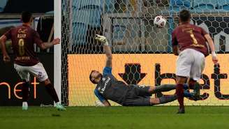 Goleiro do Grêmio não conseguiu evitar a derrota do time na Sul-Americana (Foto: AFP)