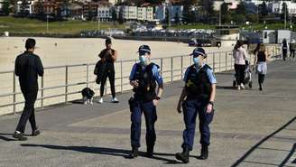 Policiais patrulham lockdown em Sydney; pessoas só podem sair de casa para praticar exercícios ou para atividades essenciais