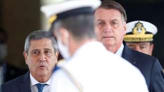 Braga Netto ao lado de Bolsonaro, nesta quarta-feira; ministro da Defesa negou ter ameaçado o processo eleitoral