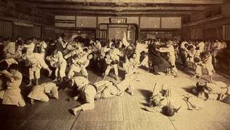 Prática de judô nos primórdios do esporte, no Japão