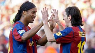 Ronaldinho e Messi foram companheiros no Barcelona (Foto: AFP)