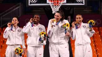 Vencedoras norte-americanas do ouro no basquete, Allisha Gray, Kelsey Plum, Stefanie Dolson e Jacquelyn Young, posam para foto com suas medalhas na Olimpíada
28/07/2021 REUTERS/Andrew Boyers
