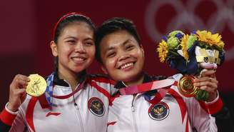 Dupla da Indonésia, Greysia Polii e Apriyani Rahayu comemora medalha de ouro Leonhard Foeger/Reuters