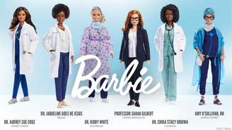 Jaqueline Góes de Jesus (segunda da esq. à dir) foi homenageada com Barbie cientista