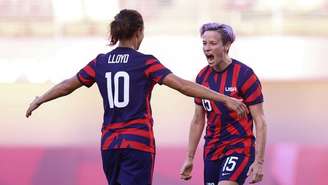 Megan Rapinoe comemora com Carli Lloyd gol marcado na decisão da medalha de bronze da Tóquio 2020 entre Estados Unidos e Austrália
05/08/2021 REUTERS/Edgar Su