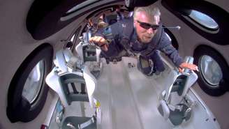 Richard Branson flutua dentro de nave espacial da Virgin Galactic. 11/7/2021 Virgin Galactic/Handout via REUTERS.