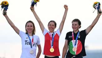 A ciclista e matemática Anna Kiesenhofer (centro) é a primeira medalhista de ouro da Áustria desde os Jogos de Atenas de 2004