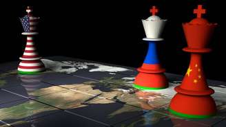 Estados Unidos, Rússia e China representados em peças de xadrez.