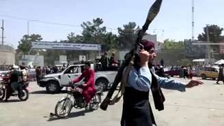 Membro do talibã exibe armas pelas ruas de Cabul, no Afeganistão