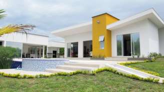 1. Combinação de cores para fachada de casas em branco e amarelo – Foto Pinterest