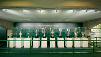 Taças expostas na nova sala de troféus do Palmeiras, inaugurada nesta quinta-feira