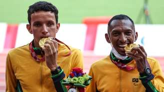 Yeltsin Jacques e Bira mostram suas medalhas de ouro. Dupla bateu recorde mundial nos 1.500m (classe T11) Rogério Capela CPB