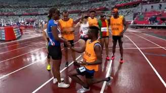 Atleta foi pedida em casamento e aplaudida por colegas do atletismo (Reprodução TV)