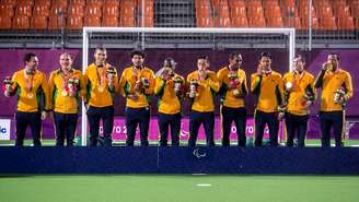 Jogadores brasileiros do futebol de 5 exibem a medalha de ouro conquistada em Tóquio Alê Cabral CPB