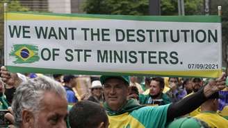 Num cartaz em inglês, manifestante pede a destituição dos ministros do STF no protesto em São Paulo