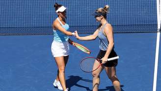 Gabriela Dabrowski e Luisa Stefani comemoram ponto vencido na vitória desta quarta-feira no US Open